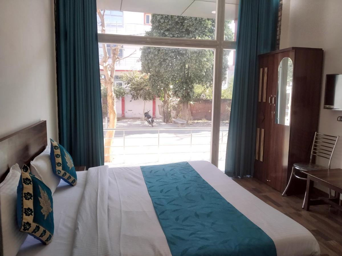 Nv Palace Hotel Vrindāvan Esterno foto